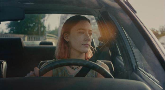 Lady Bird Lady Bird, in macchina, guida da sola per le strade di Sacramento