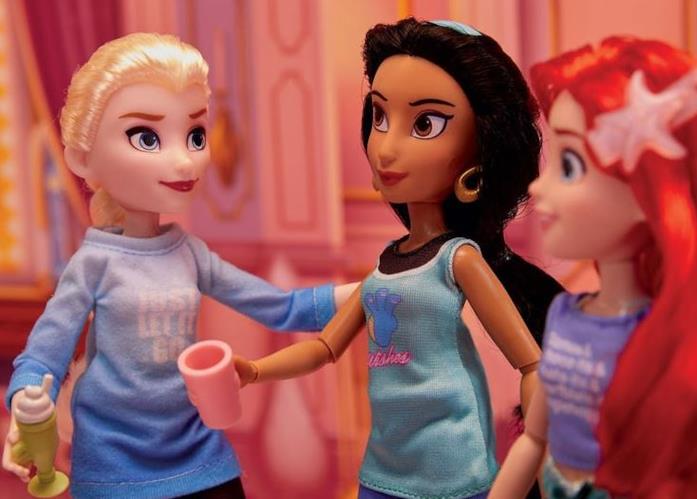 Scatto ravvicinato delle bambole di Jasmine, Elsa e Ariel