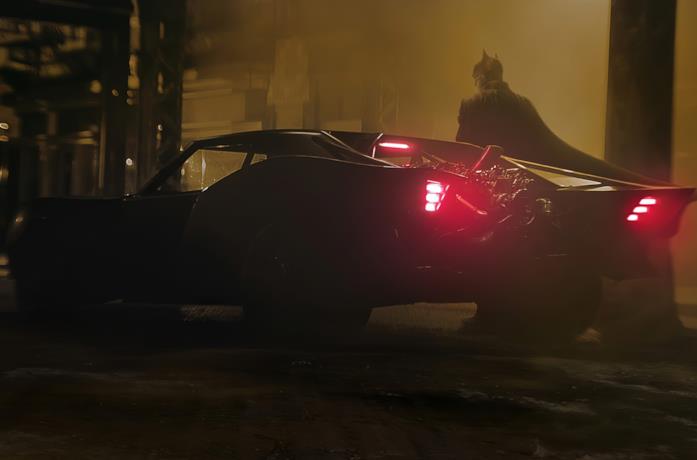 Batman accanto alla Batmobile