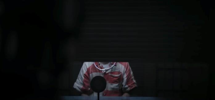 The Batman: i personaggi del main trailer Un uomo con un pigiama rosso e bianco