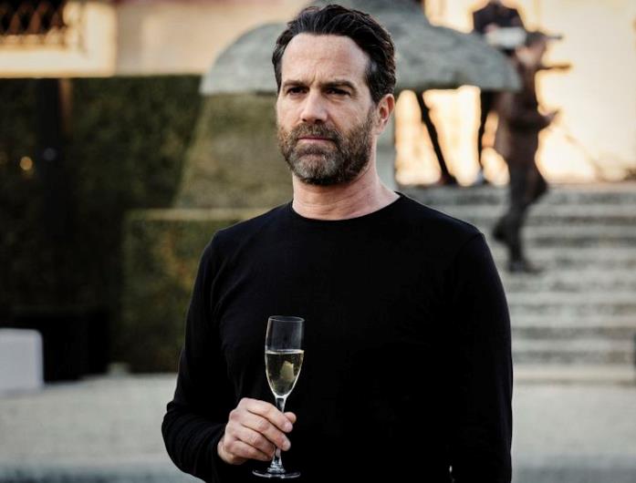 Fausto Maria Sciarappa Castelli con un bicchiere di champagne