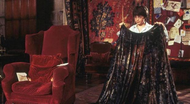 Harry Potter con il mantello tra le mani