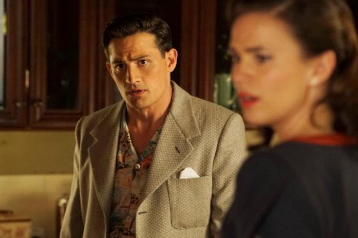 Agent Carter Sousa osserva Peggy
