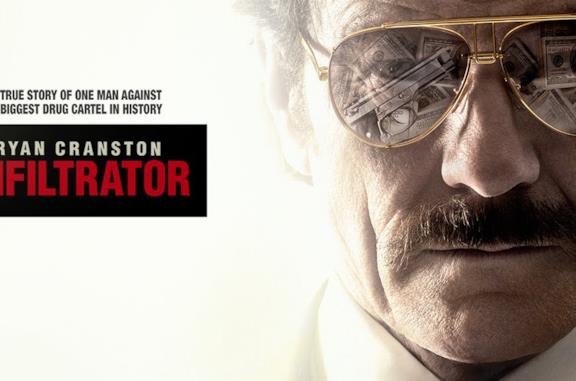 Primo piano dell'attore Bryan Cranston nei panni di Robert Mazur.