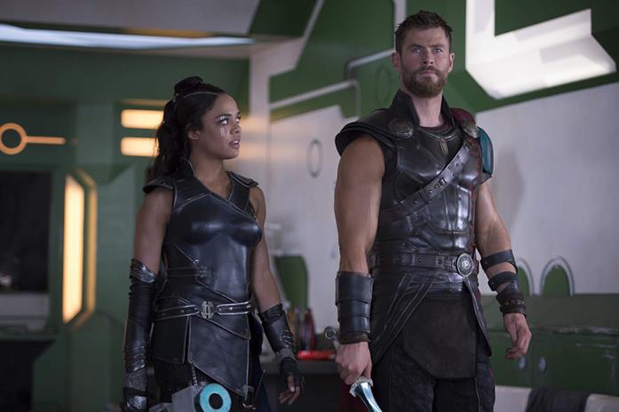 Thor e Valchiria Tessa Thompson e Chris Hemsworth in Thor: Ragnarok