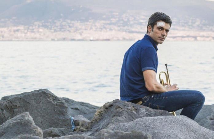 Luca Argentero: i ruoli in fiction e serie Luca Argentero nei panni di Salvatore Gargiulo in Sirene