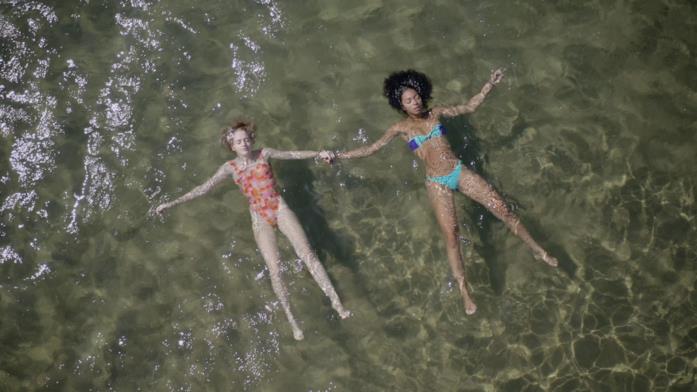 Maledetta primavera: il trailer, la trama e il cast del film di Elisa Amoruso Manon Bresch ed Emma Fasano in una scena del film Maledetta primavera