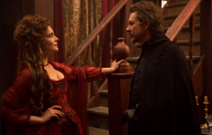 Mercy Lewis e il Magistrato Hathorne nella casa di appuntamenti Jeremy Crutchley e Elise Eberle interpretano Hathorne e Mercy Lewis