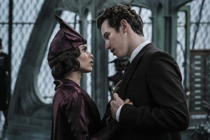 Callum Turner torna in Animali Fantastici 3 come Theseus Scamander Una scena di Animali Fantastici 2