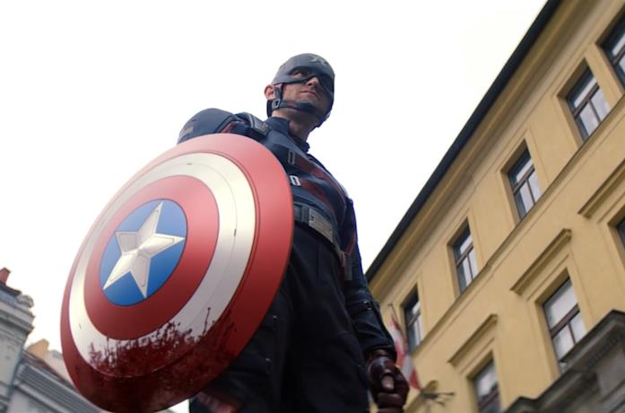 John Walker impugna lo scudo di Captain America in The Falcon and the Winter Soldier
