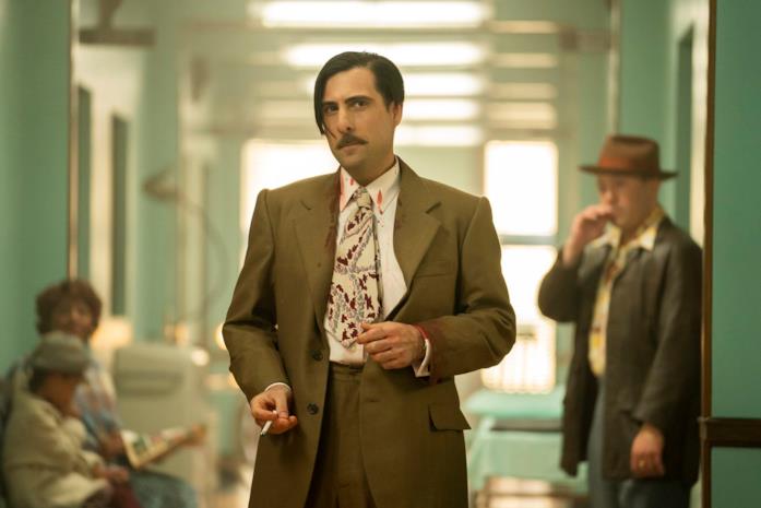Jason Schwartzman è Josto Fadda nel primo episodio di Fargo Josto, in ospedale, attende notizie sul destino di suo padre