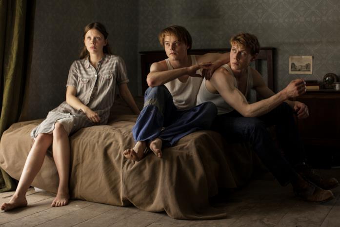 Jane, Billy e George Marrowbone sono interpretati da Mia Goth, Charlie Heaton e George MacKay Mia Goth, Charlie Heaton e George MacKay interpretano Jane, Billy e George Marrowbone