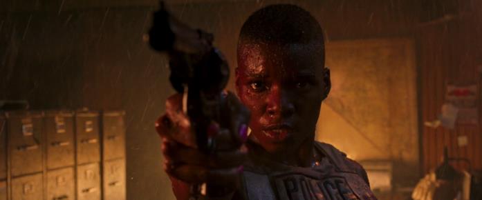 Copshop - Scontro a fuoco: il finale del film, la spiegazione e l'ipotesi sequel Un primo piano di Alexis Louder in una scena del film Copshop - Scontro a fuoco