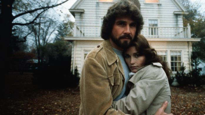 James Brolin e Margot Kidder in Amityville Horror I protagonisti James Brolin e Margot Kidder davanti la casa di Amityville