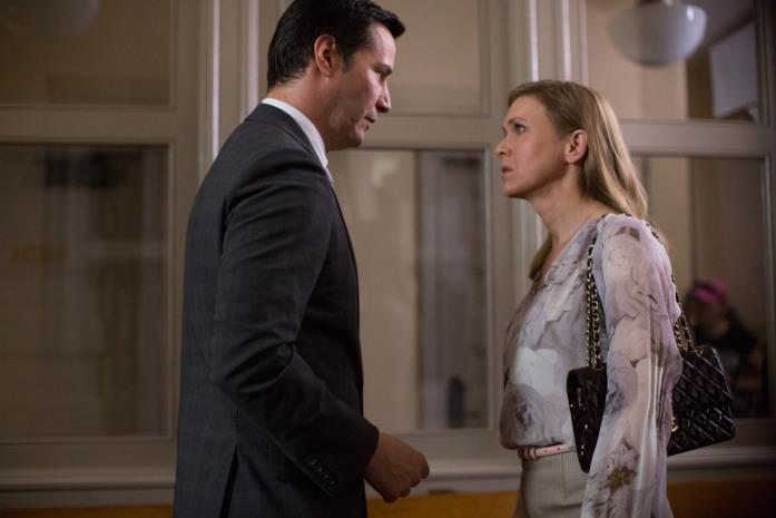 Una Doppia Verità è un legal drama in cui Keanu Reeves veste i panni dell'avvocato difensore al fianco di Renée Zellweger Keanu Reeves parla con la vedova Renée Zellweger in una scena di Una Doppia Verità