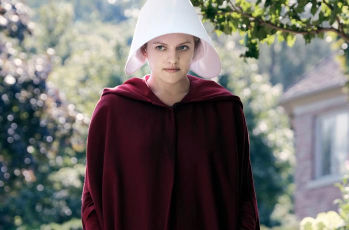 Primo piano di Elisabeth Moss in The Handmaid's Tale