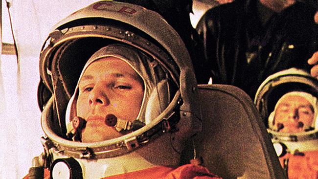 Yuri Gagarin si prepara al lancio con la Vostok 1