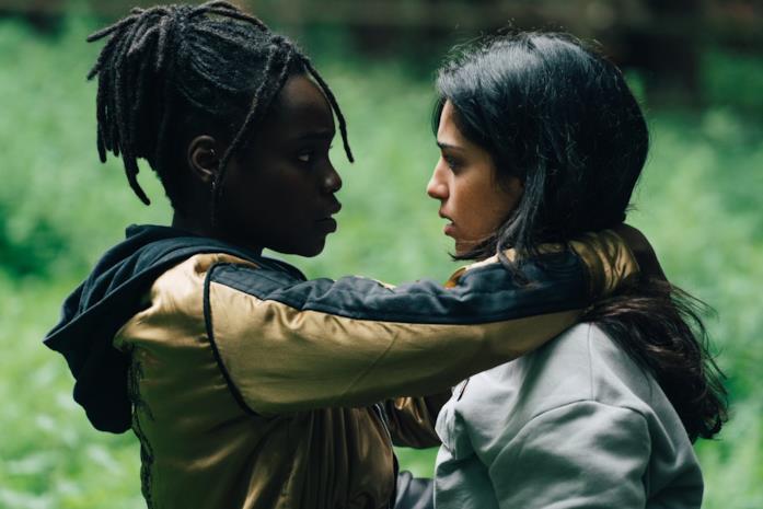 Rapinatori: La serie, tutto quello che devi sapere sull'adrenalinico polar Netflix Tracy Gotoas e Sofia Lesaffre in una scena di Rapinatori: La serie