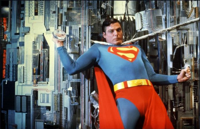 Superman catturato dal computer gigante costruito da Richard Pryor, in Superman III Christopher Reeve nei panni di Superman, imprigionato da uno spesso cavo d'acciaio.
