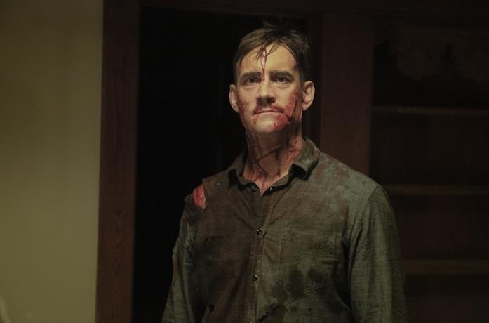 Phil "CM Punk" Brooks in una scena del film Girl on the Third Floor