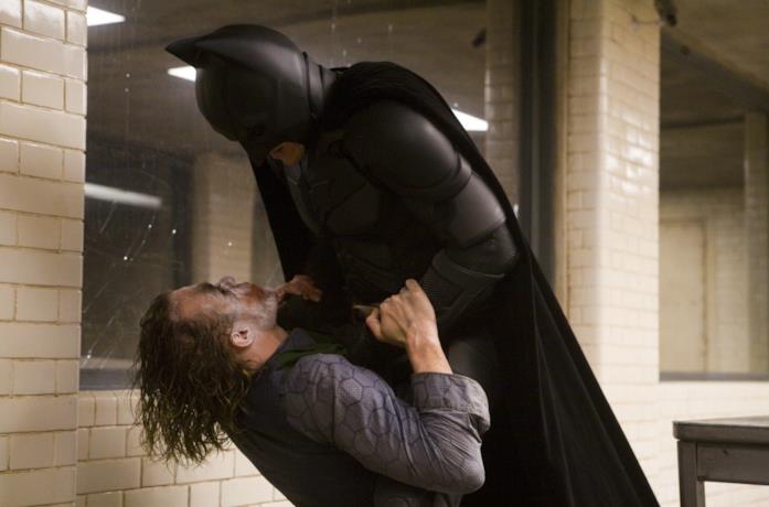 Faccia a faccia tra Batman e Joker ne Il cavaliere oscuro