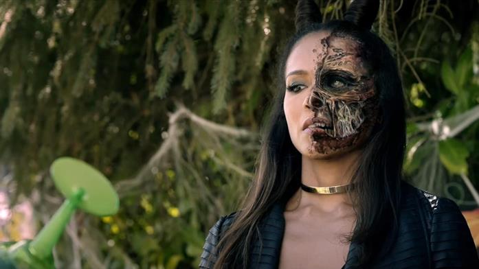 Lesley-Ann Brandt in una scena di Lucifer Maze mostra metà volto umano e metà demone