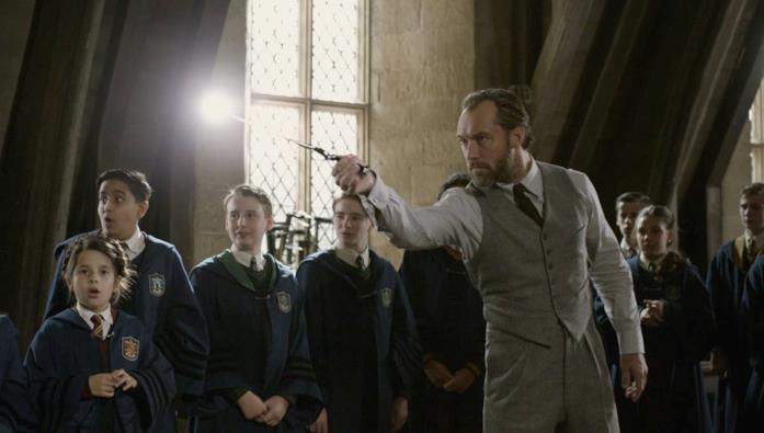 Jude Law interpreta Silente Un giovane Silente mostra degli incantesimi alla sua meravigliata classe di Hogwarts
