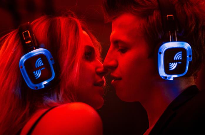 I due giovani protagonisti del film in una silent disco