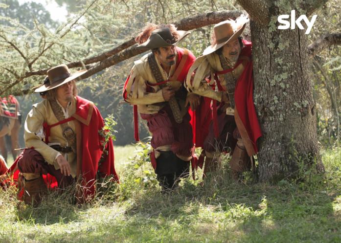 Sky Cinema Christmas: la programmazione e tutte le prime visioni Valerio Mastandrea, Pierfrancesco Favino e Rocco Papaleo in una scena del film Tutti per 1 - 1 per tutti