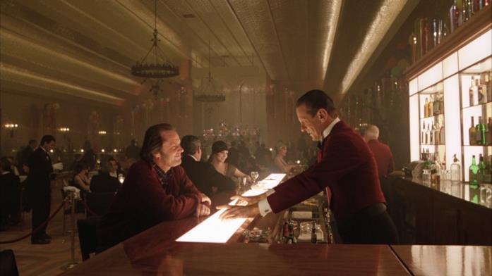 Jack Torrance parla con Lloyd, il barman, al party nella Gold Room