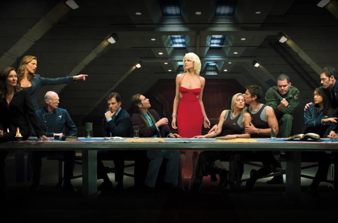 Il cast di Battlestar Galactica seduto a un tavolo