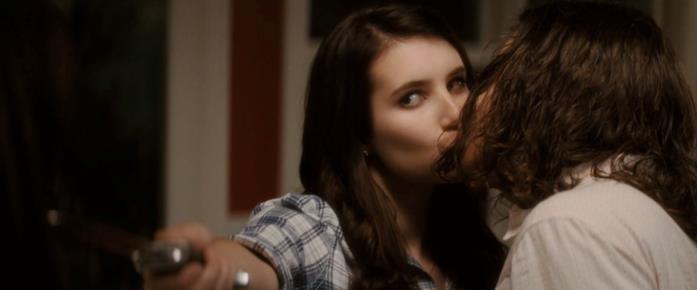 Scream: Storia degli omicidi di Woodsboro Jill e Charlie si baciano