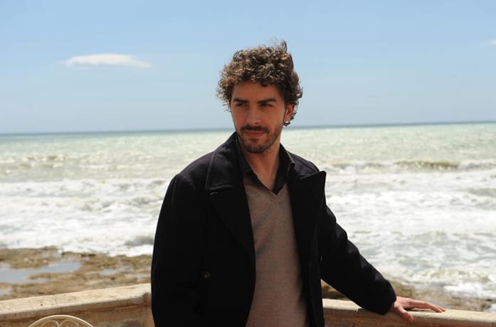 Il giovane Montalbano guarda il mare dalla terrazza di casa