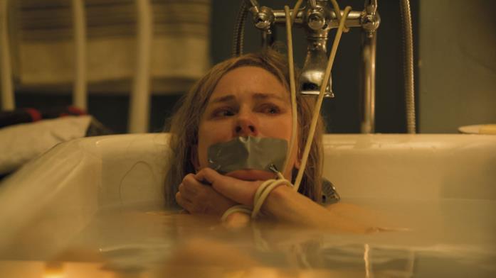 Naomi Watts nel ruolo di Mary Portman Mary immobilizzata in una vasca