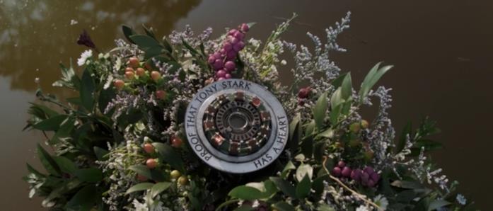 Endgame: la corona di fiori è tra gli omaggi alla morte di Stark La corona di fiori con reattore arc