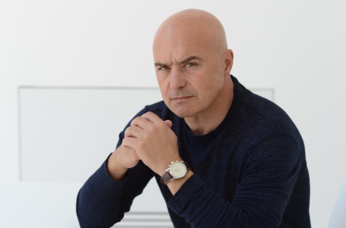 Luca Zingaretti con uno sguardo pensoso