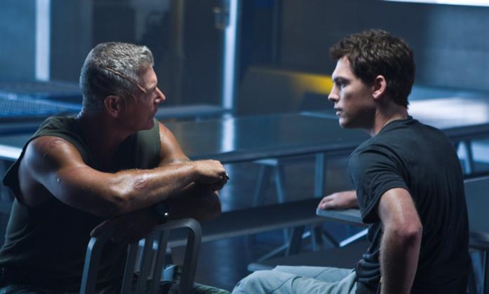 Jake (Sam Worthington) e il colonnello Quaritch (Stephen Lang) Jake (Sam Worthington) e il colonnello Quaritch (Stephen Lang) parlano, seduti nella sala mensa della base