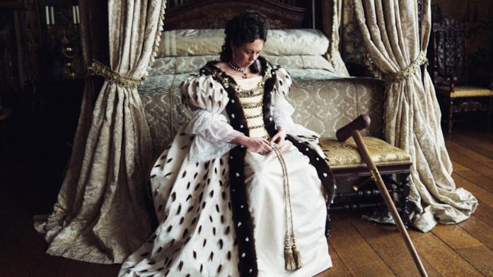 Olivia Colman in La Favorita La regina Anna siede a sguardo basso nelle proprie stanze