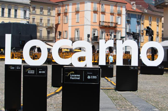 La scritta Locarno in Piazza Grande
