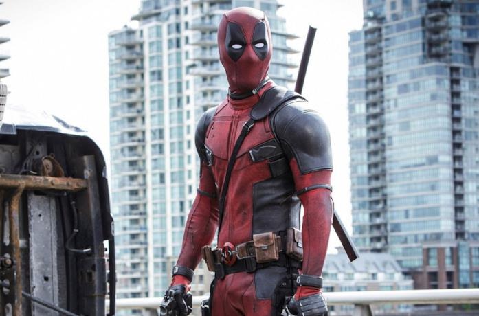 Una scena tratta dal film Deadpool Deadpool impugna due pistole e si prepara all'attacco