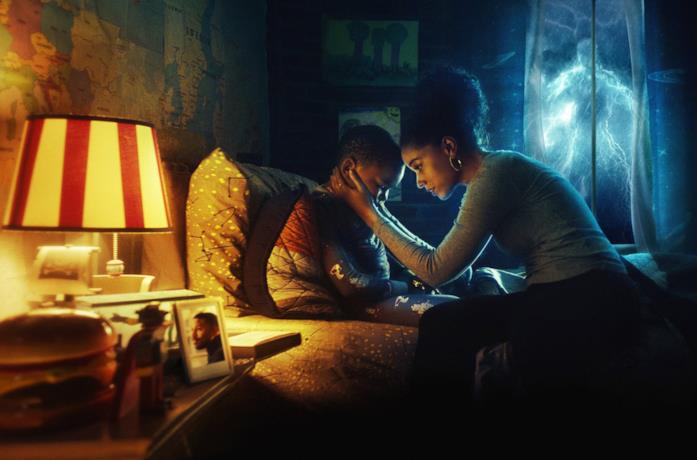 Alisha Wainwright e Ja'Siah Young, uno di fronte all'altra sul letto