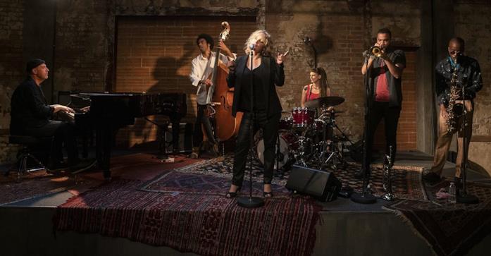 The Eddy: il racconto corale della banlieue parigina Joanna Kulig si esibisce con la band in una scena di The Eddy