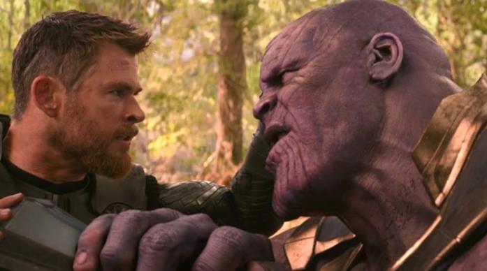 Un primo piano di Thor contro Thanos in una sequenza di Avengers: Infinity War