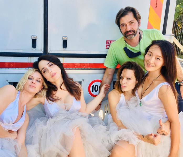 Addio al nubilato: cast e regista Il cast di Addio al nubilato sul set