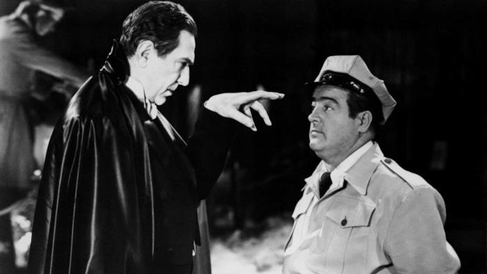 Bela Lugosi e Lou Costello in una scena del film Il Conte Dracula alla prese con Pinotto