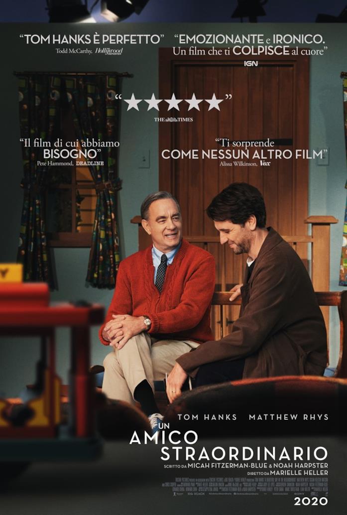 Tom Hanks è Fred Rogers Poster italiano di Un Amico Straordinario, con Tom Hanks nei panni di Fred Rogers seduto