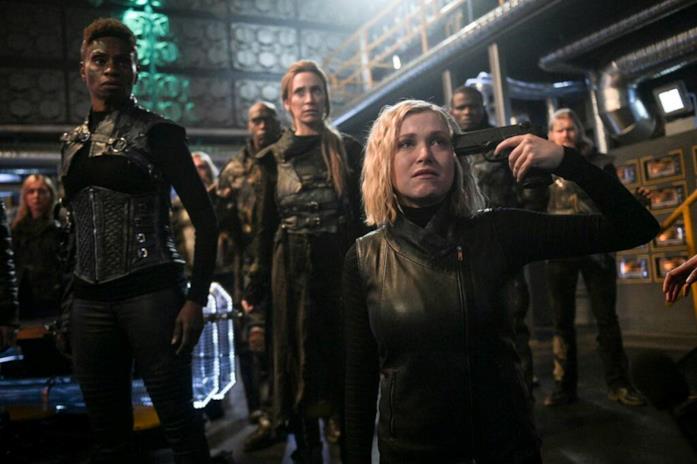 Una scena della stagione 6 di The 100 Clarke si punta una pistola alla testa