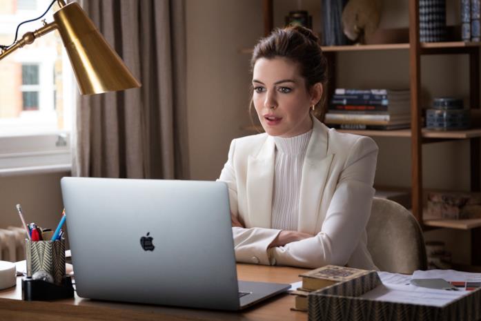 Anne Hathaway è Linda Anne Hathaway al PC in Locked Down