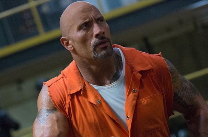 Dwayne Johnson in una scena del film Hobbs and Shaw