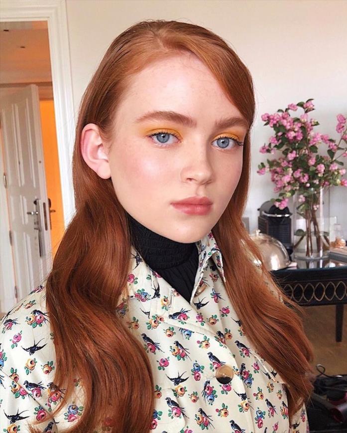 Sadie Sink nel 2019 a Milano Primo piano di Sadie Sink, con vestito a fiori e trucco ambra